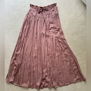 Pleated midi skirt by Vestique